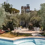 Studio-apartment Mit Sommerpool- Garten Und Aussicht By Interhome Appartement Pesaro
