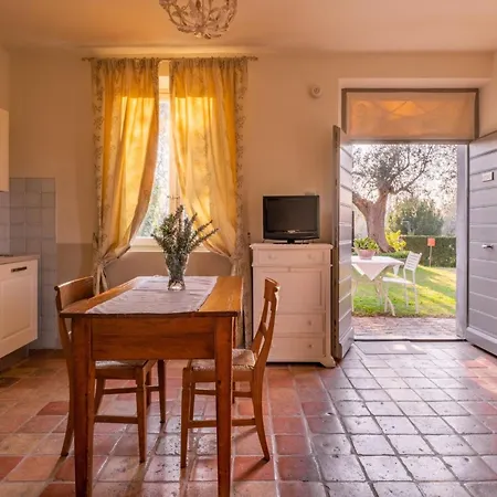 Апартаменты Studio-apartment Mit Sommerpool- Garten Und Aussicht By Interhome