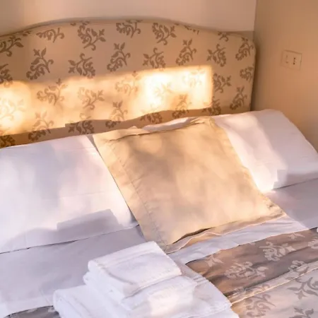 Studio-apartment Mit Sommerpool- Garten Und Aussicht By Interhome アパート ペザロ
