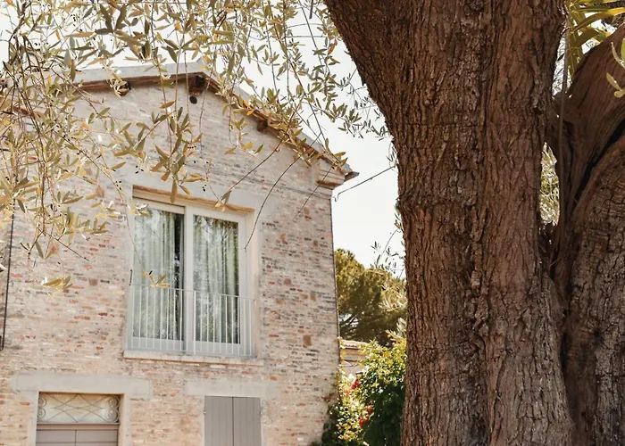 Studio-apartment Mit Sommerpool- Garten Und Aussicht By Interhome بيزارو