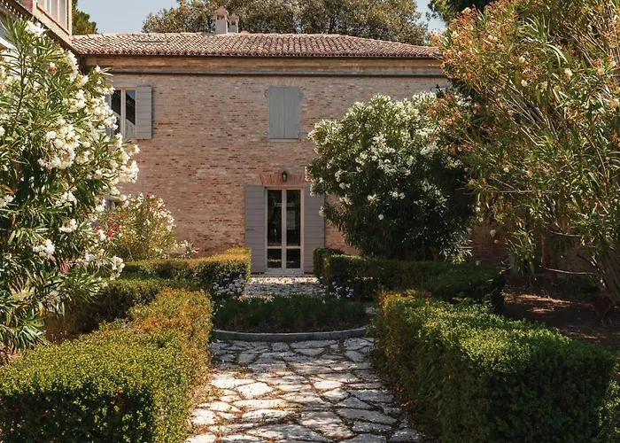 Studio-apartment Mit Sommerpool- Garten Und Aussicht By Interhome شقة بيزارو