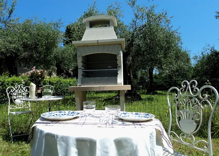 Studio-apartment Mit Sommerpool- Garten Und Aussicht By Interhome